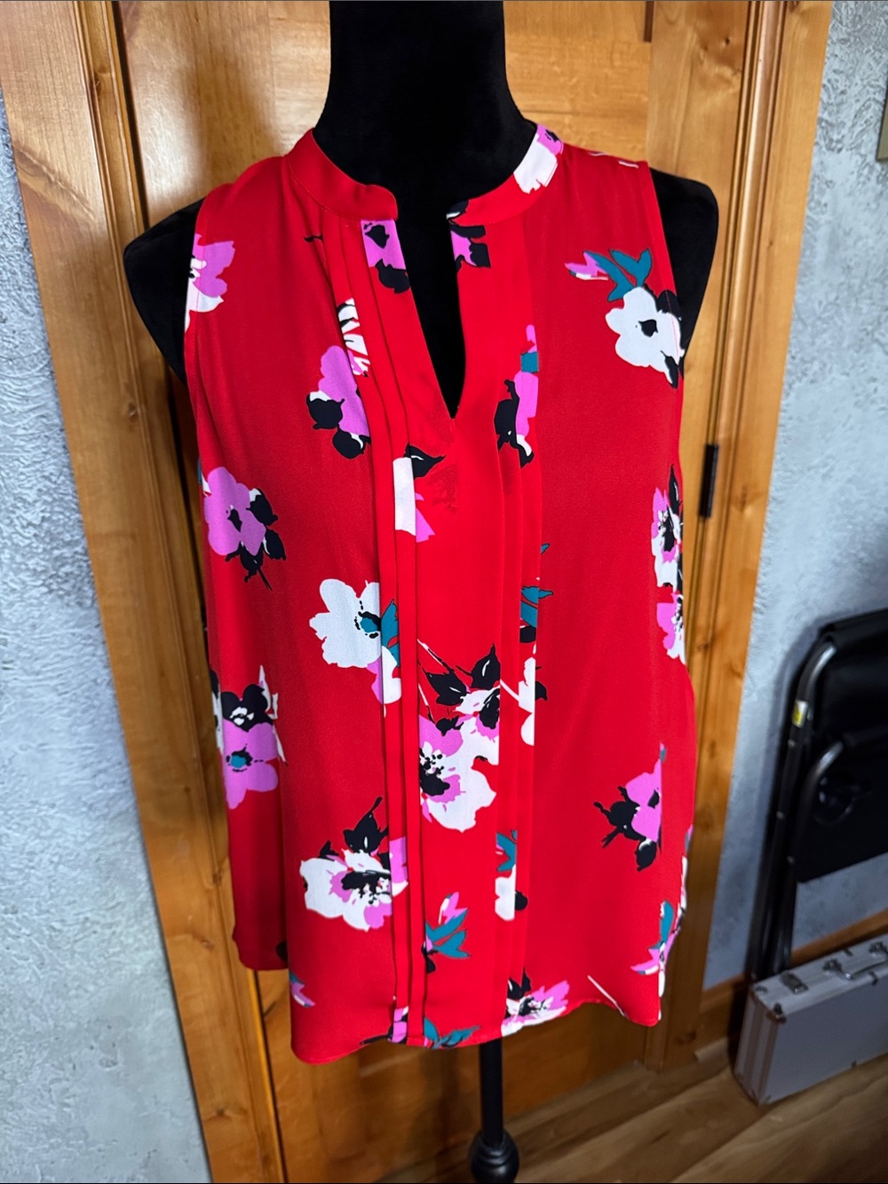 41 Hawthorne Red Floral Sleeveless V-Neck Women's Top